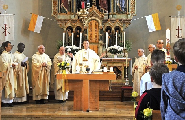 Neupriester Martin Heine (Mitte) feier...primiz in der Jechtinger Pfarrkirche.   | Foto: Roland Vitt