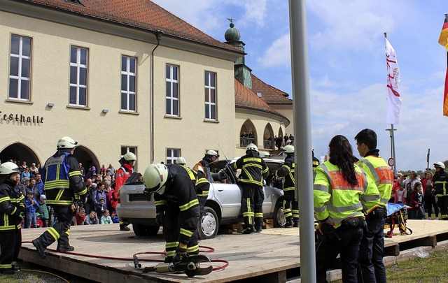 Ein hoch auf das Ehrenamt: Was beim 1....rde mit der Rettungskette dargestellt.  | Foto: Christa Maier