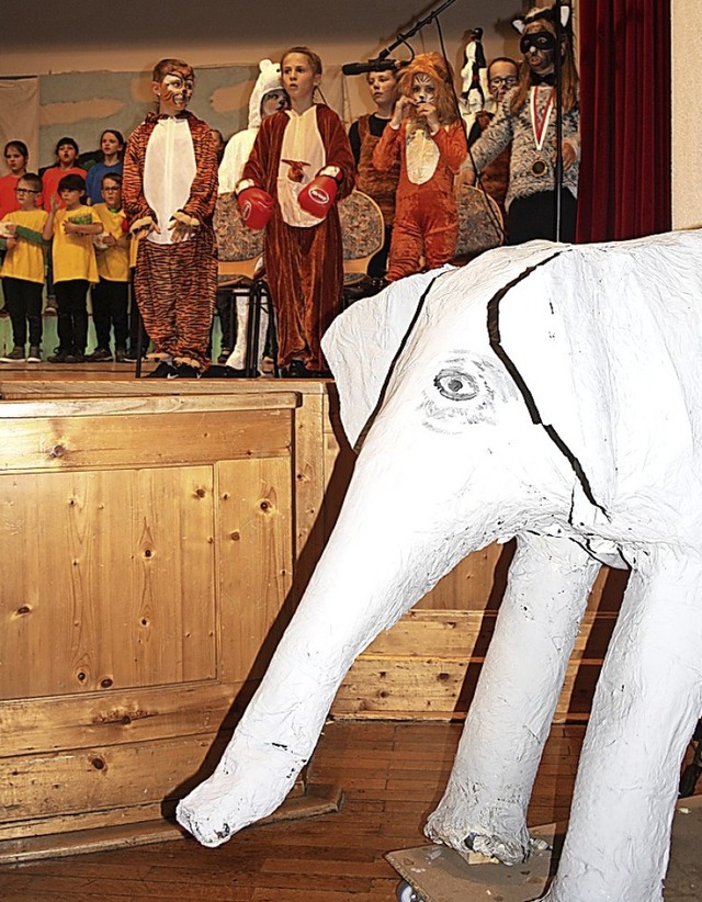 Den  Elefanten bastelten die Kinder.  | Foto: Inken Kramer