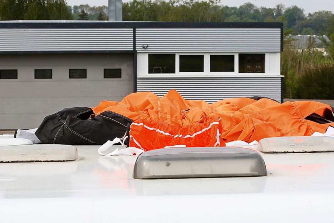 Die Fallschirme berührten sich etwa 100 Meter über dem Boden - Südwest