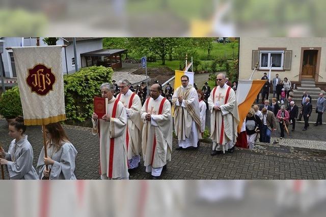 Schtzle feiert erste Heilige Messe