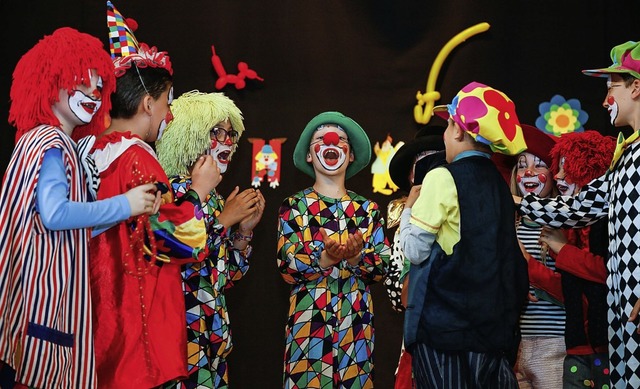 Bunt, laut, spaig: Die Bizelli- Clowntruppe auf der Bhne.   | Foto: Sandra DEcoux-Kone