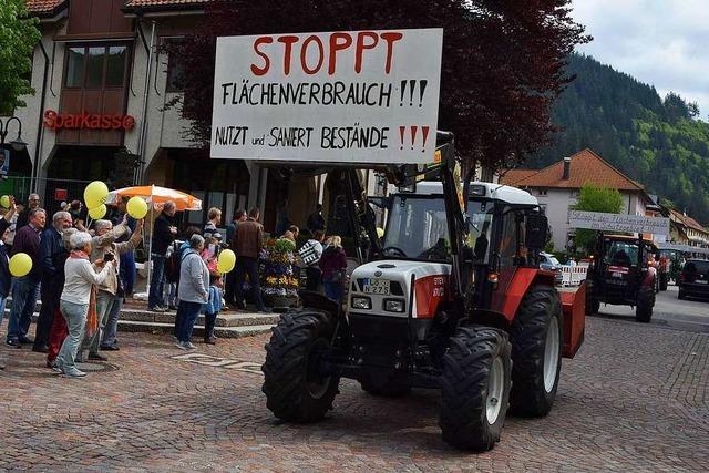 Mit einem Traktor-Korso demonstrieren Landwirte in Todtnau fr Naturschutz