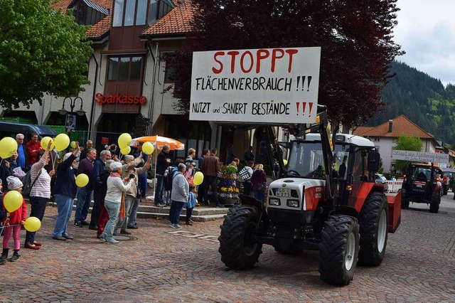 &#8222;Mobilmachung&#8220; mit dem Tra... mit Plakaten in die Parade zu fahren.  | Foto: Ulrike Jger