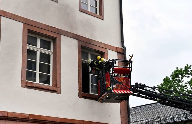 Die Feuerwehr bei den Lscharbeiten  | Foto: Wolfgang Knstle