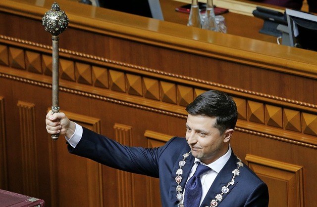 Der neue Prsident Wolodymir Selenski startete mit einem Paukenschlag.  | Foto: Efrem Lukatsky (dpa)