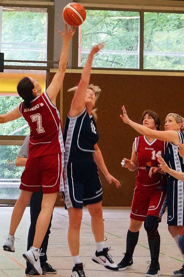 Bei der Deutschen Basketballmeistersch... Teams  in Bad Sckingen um den Titel.  | Foto: Sara Ghring