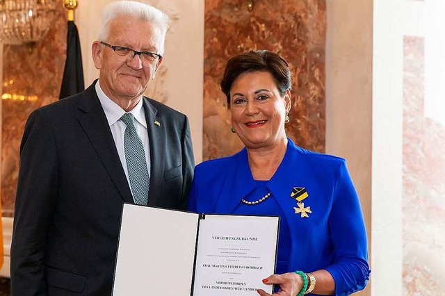 Ministerprsident Winfried Kretschmann...nstorden an Martina Feierling Rombach.  | Foto: Staatsministerium Baden-Wrttemberg