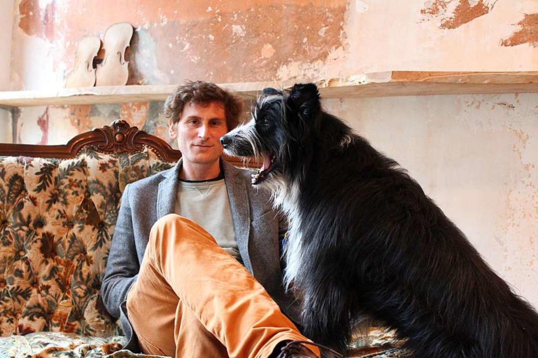 Sebastian Oberlin mit Hund Paul.  | Foto: Nora Ederer