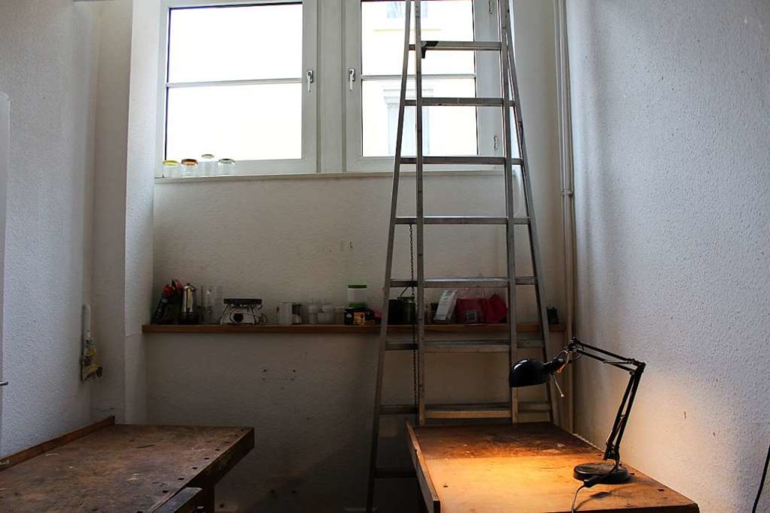 Der Nebenraum dient als Abstellkammer und improvisierte Kaffee- und Teekche  | Foto: Nora Ederer