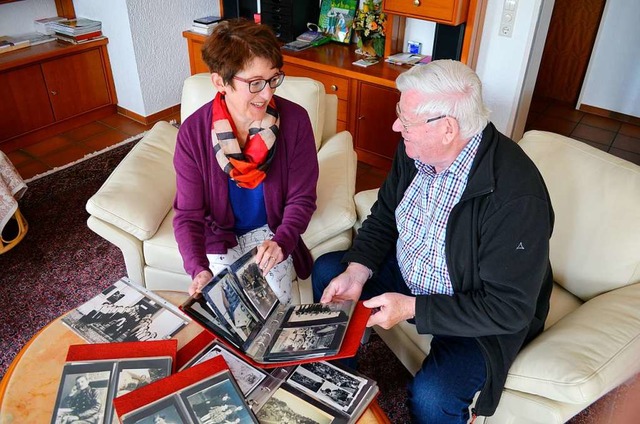 Eveline Klein und Klaus Singer blttern gemeinsam in den Alben.  | Foto: Jasmin Radel