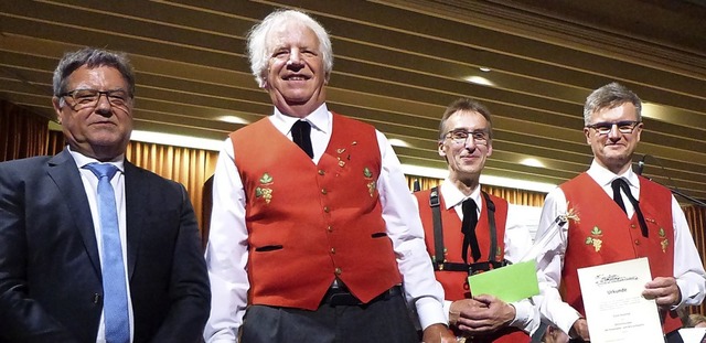 Bernhard Metzger ehrte fr 50 Jahre Mi...hre) und Erich Hummel (35, von links).  | Foto: Anne Freyer
