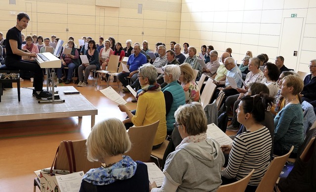 Mehr als 80 Sngerinnen und Snger aus...m Chorworkshop mit Gregor Linen teil.  | Foto: Martha Weishaar