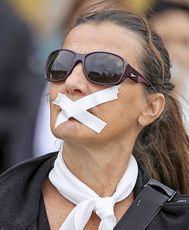 Eine Frau demonstriert fr Gleichberechtigung in der Kirche.  | Foto: Karl-Josef Hildenbrand (dpa)
