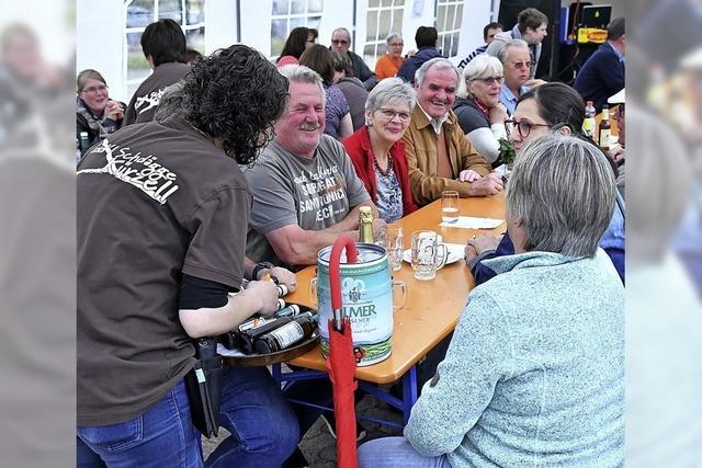 Viele kommen, um den Brandopfern zu helfen