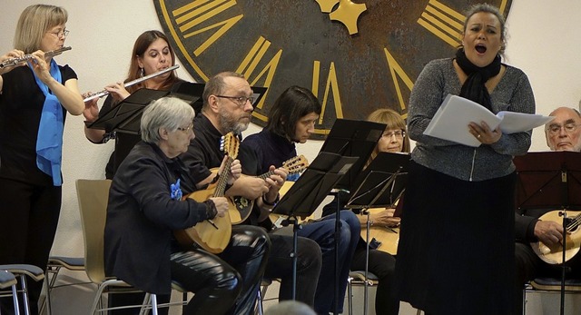 Einfhlsame Liebeslieder und ausgelass...gelischen Gemeindehauses in Tumringen.  | Foto: Roswitha Frey