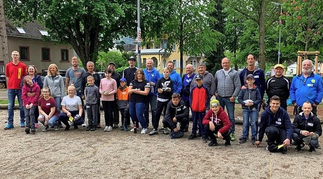 Alle &#8222;Klein-Gro-Teams&#8220;, ganz links Turnierleiter Kai Kutsch.   | Foto: Verein