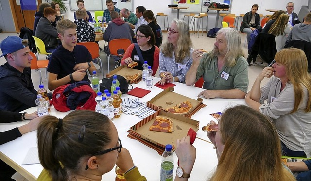 Junge Leute kamen in Efringen-Kirchen ...ie Pizza gab&#8217;s ganz am Anfang.    | Foto: Victoria Langelott