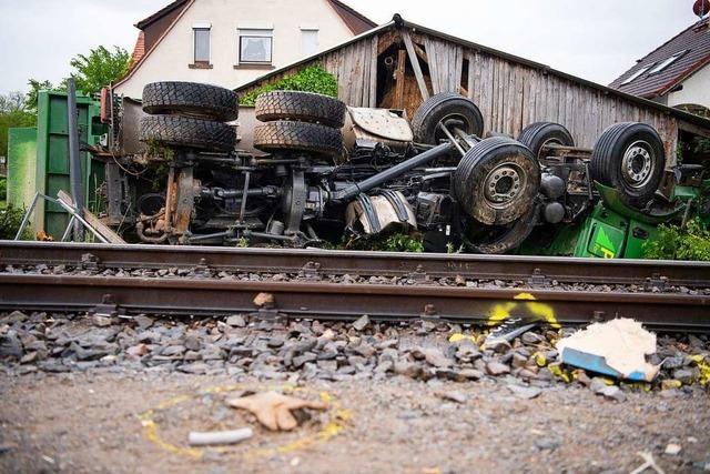 Regionalbahn stößt Lastwagen in Tübingen um – 8 Verletzte