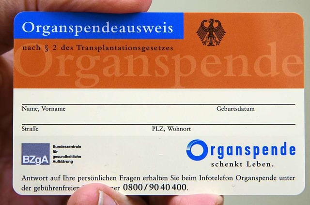Ein Organspendeausweis kann Leben retten.  | Foto: Waltraud Grubitzsch (dpa)