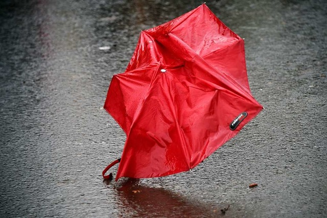 Die Zeit fr Regenschirme im Sdwesten...en, gibt der Deutsche Wetterdienst an.  | Foto: Uwe Zucchi