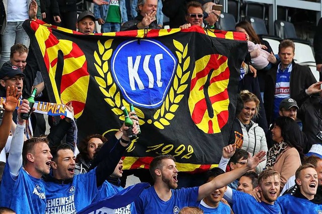 KSC-Fans beim Spiel gegen Preuen Mnster  | Foto: Friso Gentsch (dpa)