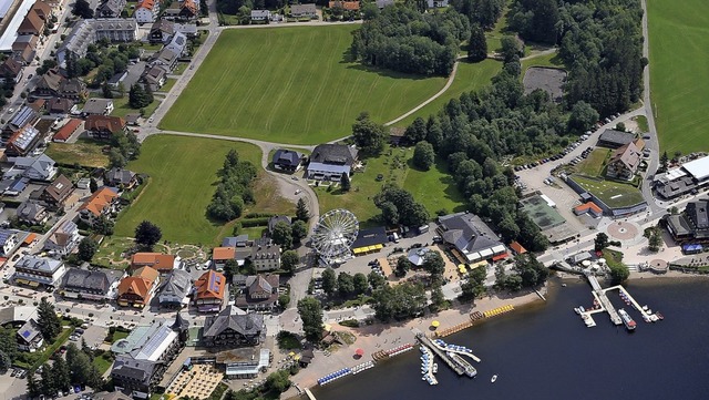 Blick auf Titisee, in der Mitte ist di...dstcks soll das Hotel gebaut werden.   | Foto: Stadt Titisee-Neustadt 