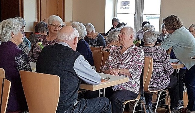 <BZ-FotoAnlauf>In Egringen:</BZ-FotoAn...n sich Senioren zur geselligen Runde.   | Foto: Sonja Baumann