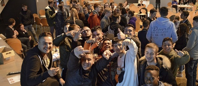 Voller Erfolg: Mit rund 150 Jugendlich...hler zu Politik und Pizza ins Rathaus.  | Foto: Horatio Gollin