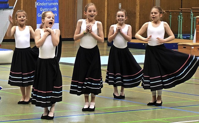 Die jungen Tnzerinnen prsentieren &#...emy of Dance ihre Ballett-Prfung ab.   | Foto: Lena Roser