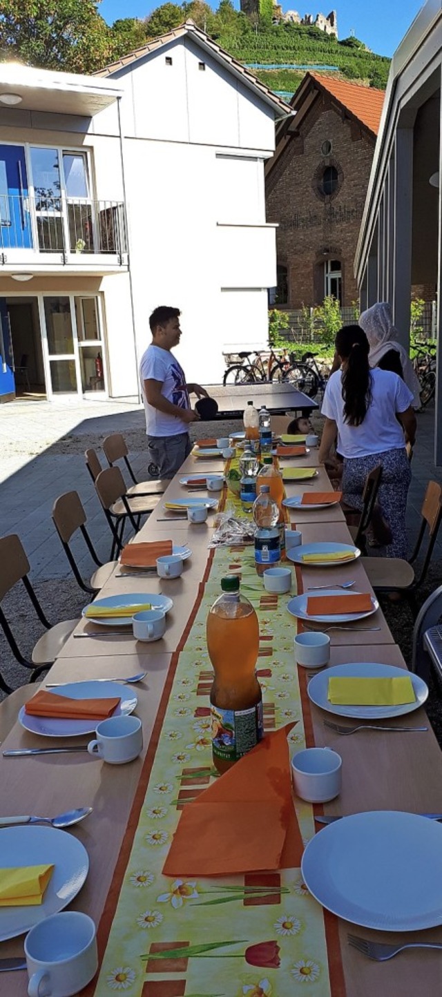 Fr das gemeinsame Essen der in der He...ge mit dem Helferkreis wird eingedeckt  | Foto: Privat
