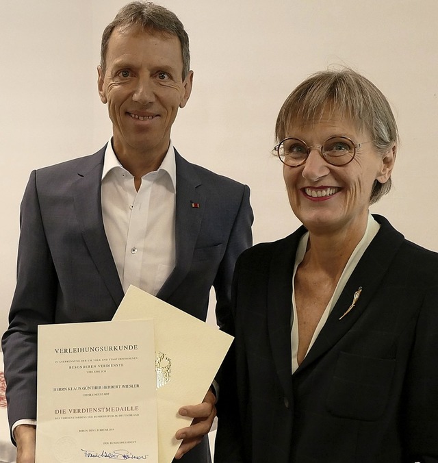 Am Revers das Bundesverdienstkreuz, in... mit Landrtin Dorothea Strr-Ritter.   | Foto: Peter Stellmach