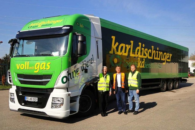 Vor dem neuen Erdgas-Lkw stehen Karlhu... und Christian Rde (Logistikleitung).  | Foto: Sarah Schdler