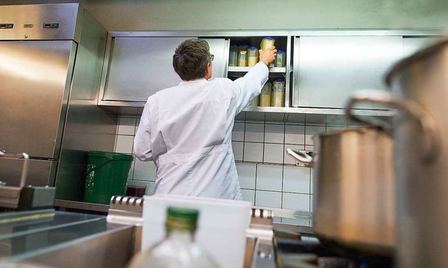 Lebensmittelkontrolleure  berprfen r...kontrollen die Kchen von Restaurants.  | Foto: Uwe Anspach (dpa)