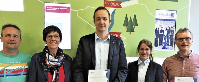 Mit IHK-Urkunde und Kooperationsverein...nsky-AG) und Schulleiter Norbert Asal.  | Foto: Hermann Lederer