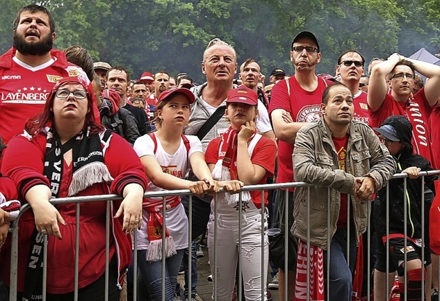 Die Fans von Union Berlin hoffen, dass...lub in die Fuballbundesliga schafft.   | Foto: Andreas Gora (dpa)
