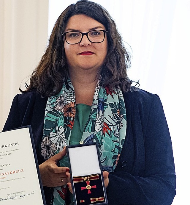 Manuela Rukavina aus Stuttgart mit ihrem Verdienstkreuz  | Foto: Bernd von Jutrczenka (dpa)