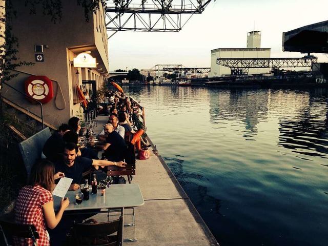 Nicht Hamburg, sondern Basel: Das Restaurant Rostiger Anker direkt am Wasser.   | Foto: Julian Binkert