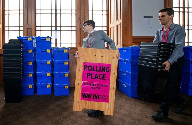 In Edinburgh bereiten am Tag vor Wahlb...nen und Kisten fr die Europawahl vor.  | Foto: Jane Barlow (dpa)