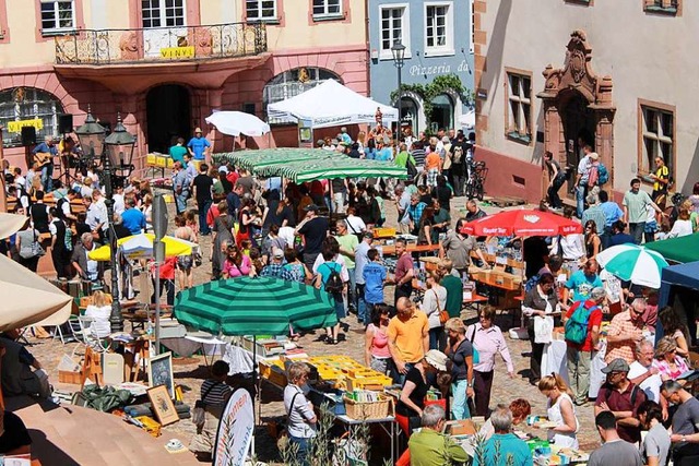 Seit 14 Jahren haben Hndler und Besucher Spa auf dem Endinger Bchermarkt  | Foto: Melanie Brandt