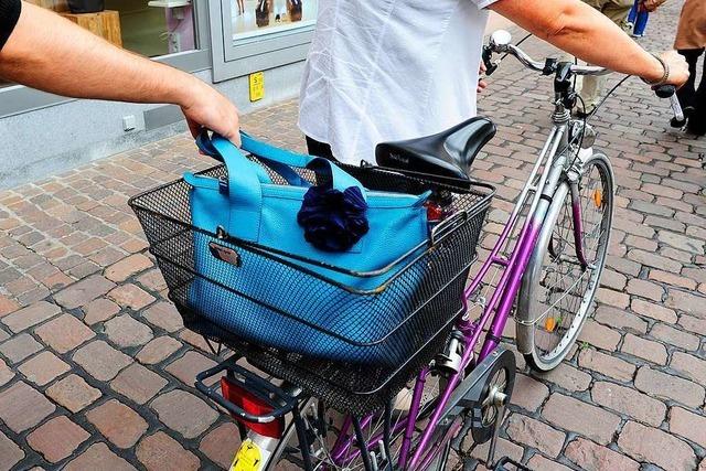 Rollerfahrer stiehlt Frau in Lörrach die Handtasche aus dem Fahrradkorb
