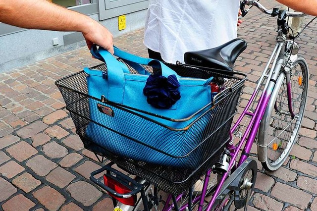 Ein Rollerfahrer stahl einer Frau in L...che aus dem Fachrradkorb (Symbolbild).  | Foto: Ingo Schneider