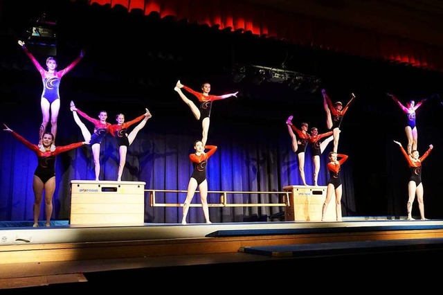 Mehr Akrobatik und Beweglichkeit geht ...irls mit ihrer Flying Acrobats-Nummer.  | Foto: Helmut Hringer