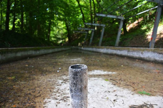 Aus diesem Becken fliet eigentlich da...e. Doch derzeit liegt es noch trocken.  | Foto: Hannes Lauber