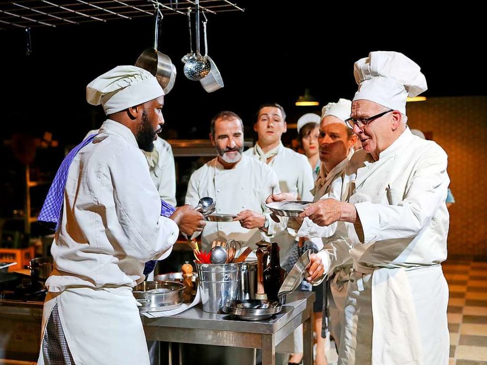 Bei den Proben zu &#8222;Die Kche&#82...Kartoffelschlen und Kruterschneiden.  | Foto: Birgit Hupfeld