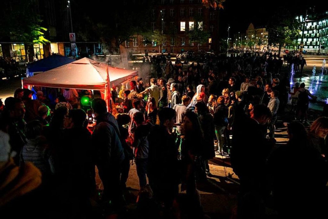 Der Rave der Liste Junges Freiburg auf dem Platz der AltenSynagoge.  | Foto: Moritz Bross