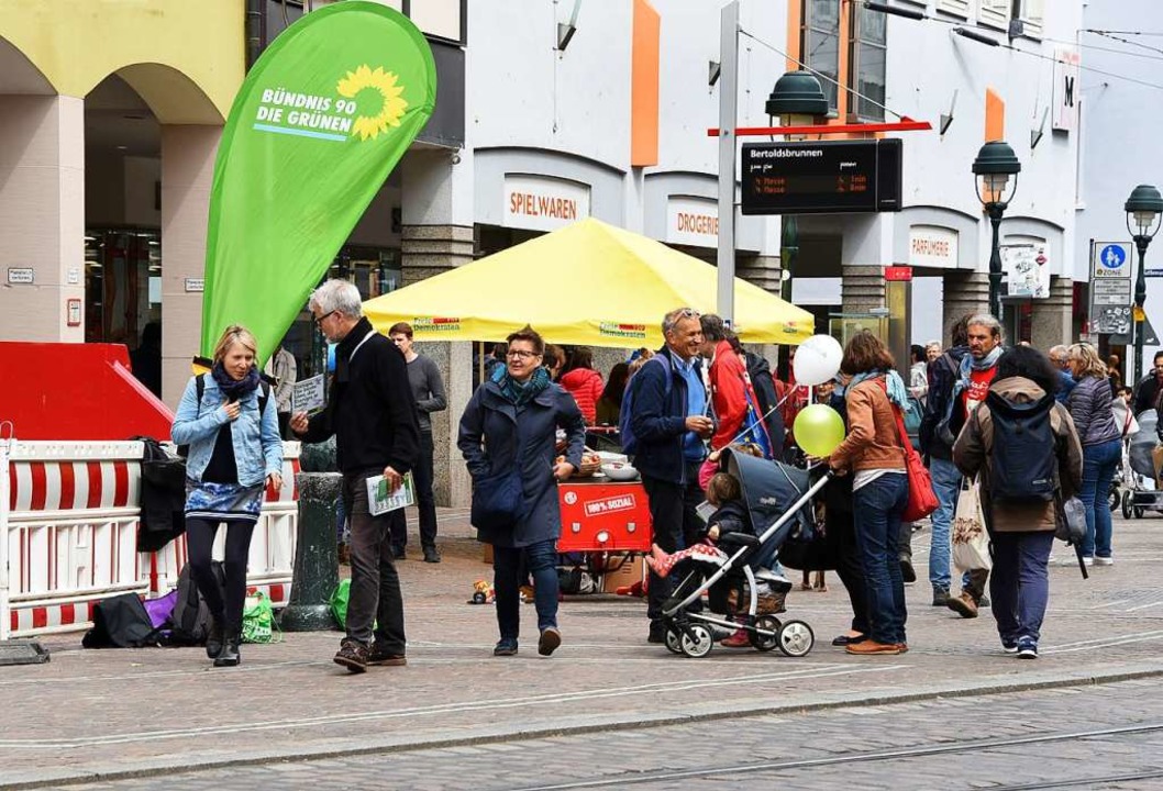 Wahlkampf am Bertoldsbrunnen: Freiburger Grne und FDP im Einsatz.  | Foto: Rita Eggstein