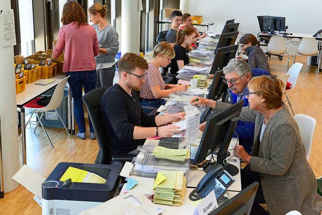 Das Team des Wahlamts hat schon alle Hnde voll zu tun.  | Foto: Ingo Schneider