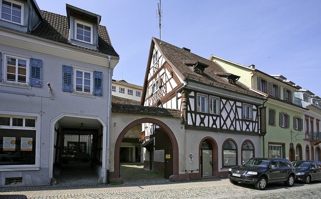 Neues Domizil: Die Endinger Touristinf...e ehemalige Rats-Apotheke (Mitte) um.   | Foto: Martin Wendel