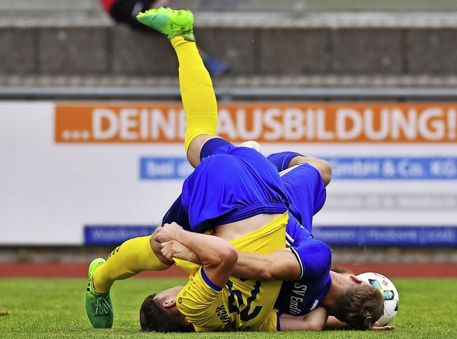 Ordentlich verstrickt sind im Ringen  ...) und der SV Endingen (Marvin  Weik).   | Foto: Achim Keller